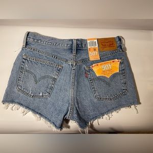 NEW WITH TAGS LEVI 501 Shorts W28
